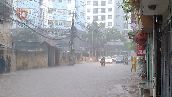 Hà Nội: Sóng vỗ mạnh giữa phố Thụy Khuê, nhiều ô tô không dám đi qua 11