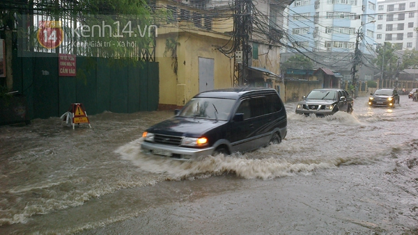 H&agrave; Nội: S&oacute;ng vỗ mạnh giữa phố Thụy Khu&ecirc;, nhiều &ocirc; t&ocirc; kh&ocirc;ng d&aacute;m đi qua 13