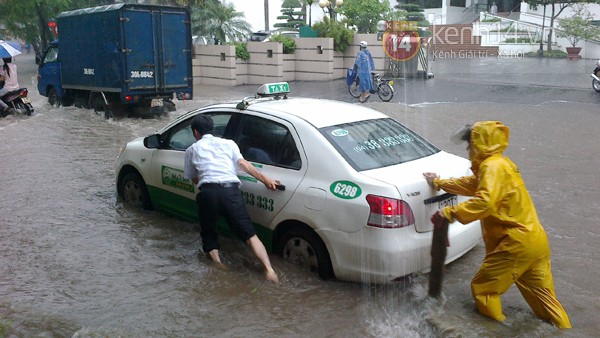 H&agrave; Nội: S&oacute;ng vỗ mạnh giữa phố Thụy Khu&ecirc;, nhiều &ocirc; t&ocirc; kh&ocirc;ng d&aacute;m đi qua 16