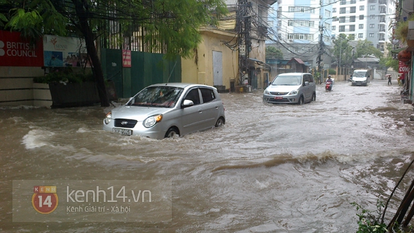 Hà Nội: Sóng vỗ mạnh giữa phố Thụy Khuê, nhiều ô tô không dám đi qua 18
