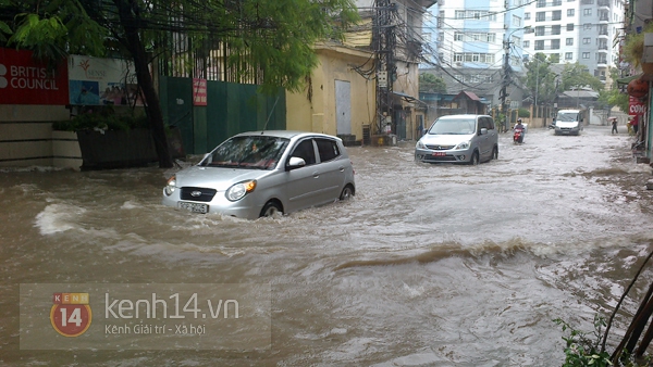 H&agrave; Nội: S&oacute;ng vỗ mạnh giữa phố Thụy Khu&ecirc;, nhiều &ocirc; t&ocirc; kh&ocirc;ng d&aacute;m đi qua 18