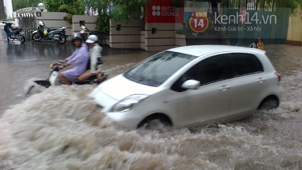 H&agrave; Nội: S&oacute;ng vỗ mạnh giữa phố Thụy Khu&ecirc;, nhiều &ocirc; t&ocirc; kh&ocirc;ng d&aacute;m đi qua 19