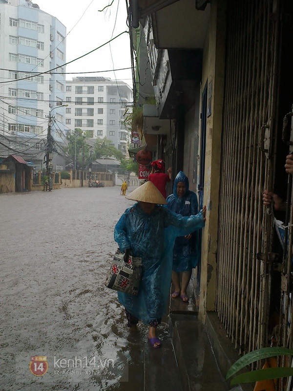 H&agrave; Nội: S&oacute;ng vỗ mạnh giữa phố Thụy Khu&ecirc;, nhiều &ocirc; t&ocirc; kh&ocirc;ng d&aacute;m đi qua 20