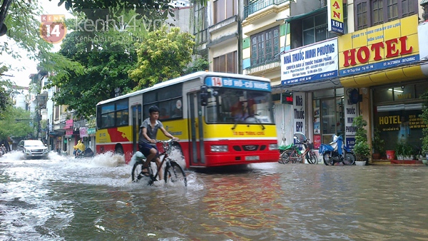 H&agrave; Nội: S&oacute;ng vỗ mạnh giữa phố Thụy Khu&ecirc;, nhiều &ocirc; t&ocirc; kh&ocirc;ng d&aacute;m đi qua 3