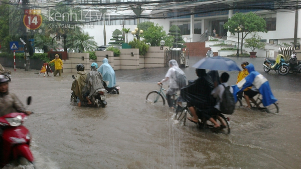 H&agrave; Nội: S&oacute;ng vỗ mạnh giữa phố Thụy Khu&ecirc;, nhiều &ocirc; t&ocirc; kh&ocirc;ng d&aacute;m đi qua 21