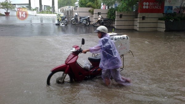 H&agrave; Nội: S&oacute;ng vỗ mạnh giữa phố Thụy Khu&ecirc;, nhiều &ocirc; t&ocirc; kh&ocirc;ng d&aacute;m đi qua 22