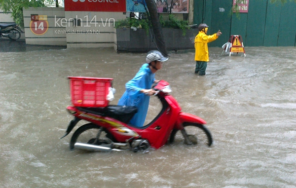 H&agrave; Nội: S&oacute;ng vỗ mạnh giữa phố Thụy Khu&ecirc;, nhiều &ocirc; t&ocirc; kh&ocirc;ng d&aacute;m đi qua 23
