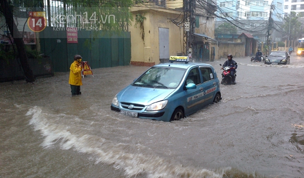 H&agrave; Nội: S&oacute;ng vỗ mạnh giữa phố Thụy Khu&ecirc;, nhiều &ocirc; t&ocirc; kh&ocirc;ng d&aacute;m đi qua 24