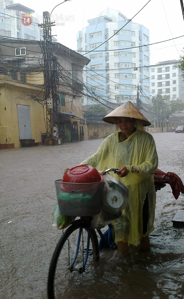 H&agrave; Nội: S&oacute;ng vỗ mạnh giữa phố Thụy Khu&ecirc;, nhiều &ocirc; t&ocirc; kh&ocirc;ng d&aacute;m đi qua 25
