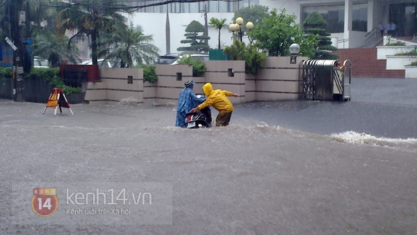 H&agrave; Nội: S&oacute;ng vỗ mạnh giữa phố Thụy Khu&ecirc;, nhiều &ocirc; t&ocirc; kh&ocirc;ng d&aacute;m đi qua 26