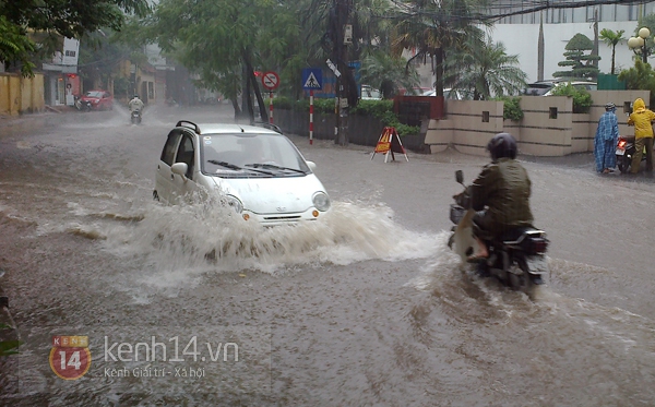 H&agrave; Nội: S&oacute;ng vỗ mạnh giữa phố Thụy Khu&ecirc;, nhiều &ocirc; t&ocirc; kh&ocirc;ng d&aacute;m đi qua 27