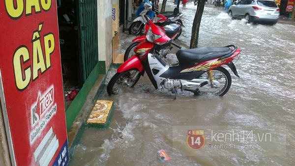 H&agrave; Nội: S&oacute;ng vỗ mạnh giữa phố Thụy Khu&ecirc;, nhiều &ocirc; t&ocirc; kh&ocirc;ng d&aacute;m đi qua 4