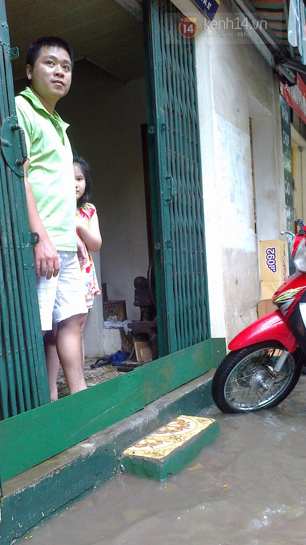 H&agrave; Nội: S&oacute;ng vỗ mạnh giữa phố Thụy Khu&ecirc;, nhiều &ocirc; t&ocirc; kh&ocirc;ng d&aacute;m đi qua 5