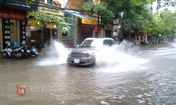Hà Nội: Sóng vỗ mạnh giữa phố Thụy Khuê, nhiều ô tô không dám đi qua 6