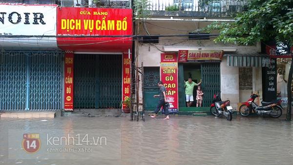 H&agrave; Nội: S&oacute;ng vỗ mạnh giữa phố Thụy Khu&ecirc;, nhiều &ocirc; t&ocirc; kh&ocirc;ng d&aacute;m đi qua 7