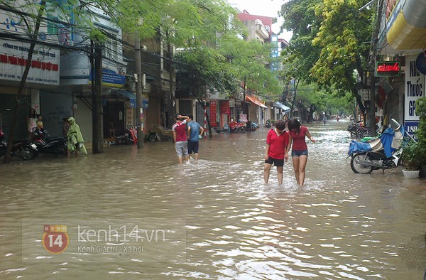 H&agrave; Nội: S&oacute;ng vỗ mạnh giữa phố Thụy Khu&ecirc;, nhiều &ocirc; t&ocirc; kh&ocirc;ng d&aacute;m đi qua 8