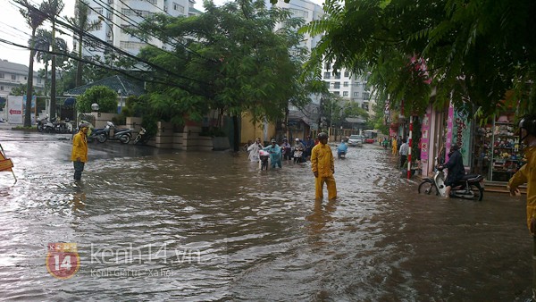 H&agrave; Nội: S&oacute;ng vỗ mạnh giữa phố Thụy Khu&ecirc;, nhiều &ocirc; t&ocirc; kh&ocirc;ng d&aacute;m đi qua 9