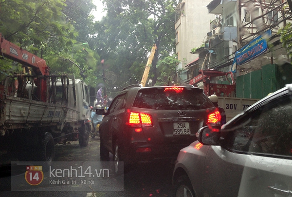 Cây đổ đè bẹp xe buýt đang chạy khiến phố Hà Nội tắc dài nhiều giờ trong mưa 18