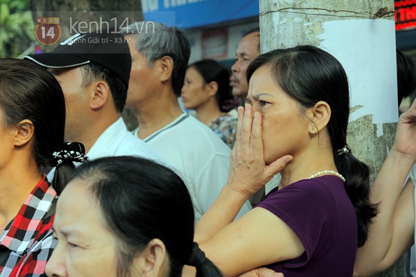 Người dân bật khóc khi theo dõi Quốc tang Đại tướng qua màn hình lớn 9