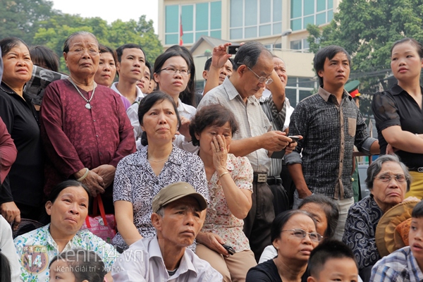 Người dân bật khóc khi theo dõi Quốc tang Đại tướng qua màn hình lớn 13