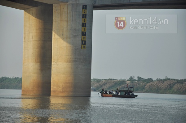 Kết thúc ngày 25/10: Hàng trăm người mong ngóng trên bờ, xác chị Huyền vẫn chưa tìm thấy 15