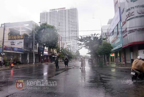 Chùm ảnh: Gió mạnh quần thảo thành phố Đà Nẵng trước giờ tâm bão đổ bộ 18
