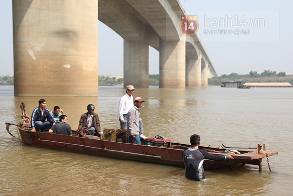 Người nhà mỏi mòn tìm kiếm vẫn chưa thấy xác chị Huyền trong ngày 26/10 3