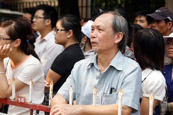 Người dân bật khóc khi theo dõi Quốc tang Đại tướng qua màn hình lớn 15