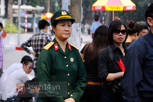 Người dân bật khóc khi theo dõi Quốc tang Đại tướng qua màn hình lớn 16