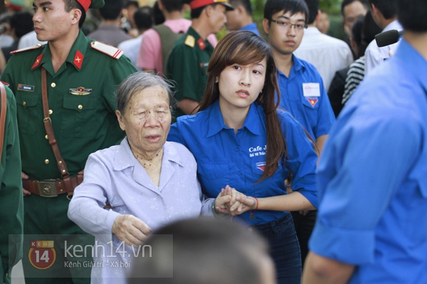 Dòng người dài đội nắng, nhích từng bước chờ vào viếng Đại tướng trong ngày 7/10 2