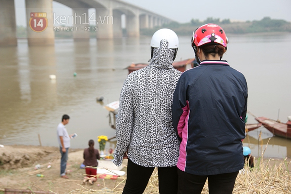 Người dân hiếu kỳ ùn ùn đổ về cầu Thanh Trì, dù gia đình đã tạm dừng tìm kiếm 4
