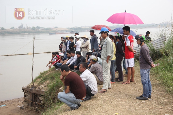 Người dân hiếu kỳ ùn ùn đổ về cầu Thanh Trì, dù gia đình đã tạm dừng tìm kiếm 9