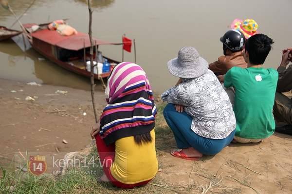Người dân hiếu kỳ ùn ùn đổ về cầu Thanh Trì, dù gia đình đã tạm dừng tìm kiếm 6