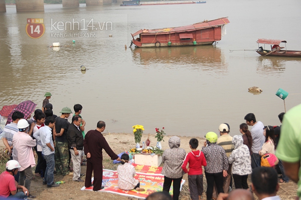 Người dân hiếu kỳ ùn ùn đổ về cầu Thanh Trì, dù gia đình đã tạm dừng tìm kiếm 5