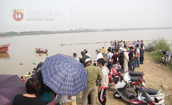 Người dân hiếu kỳ ùn ùn đổ về cầu Thanh Trì, dù gia đình đã tạm dừng tìm kiếm 3