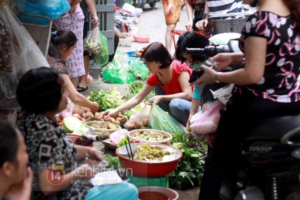 Hà Nội: Trời mưa rải rác từ sáng, người dân bắt đầu đi mua thực phẩm dự trữ 3