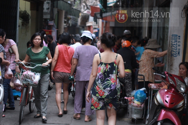 Hà Nội: Trời mưa rải rác từ sáng, người dân bắt đầu đi mua thực phẩm dự trữ 1