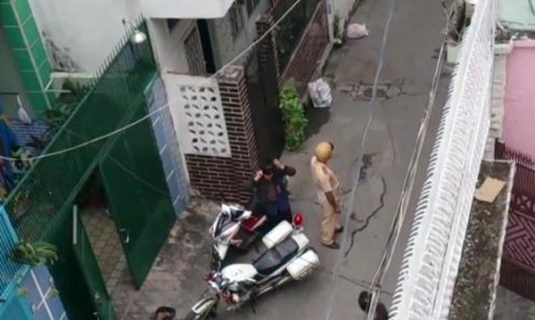 Clip cô gái trẻ quỳ lạy cảnh sát giao thông khi bị bắt xe tại Sài Gòn 3