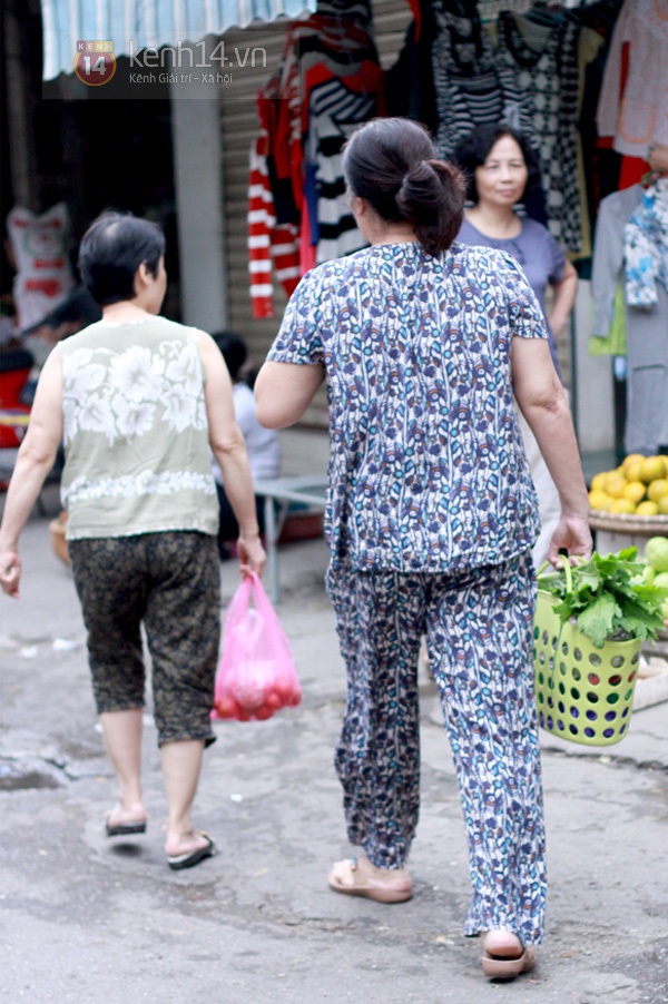 Hà Nội: Trời mưa rải rác từ sáng, người dân bắt đầu đi mua thực phẩm dự trữ 5