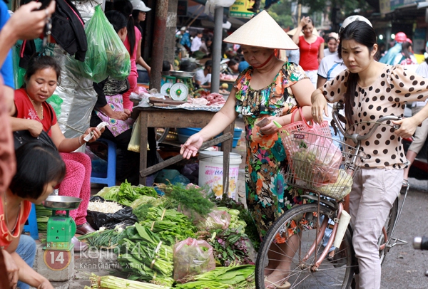 Hà Nội: Trời mưa rải rác từ sáng, người dân bắt đầu đi mua thực phẩm dự trữ 2