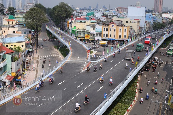 Trêu ngươi tử thần tại cầu vượt độc đáo nhất Sài Gòn 1