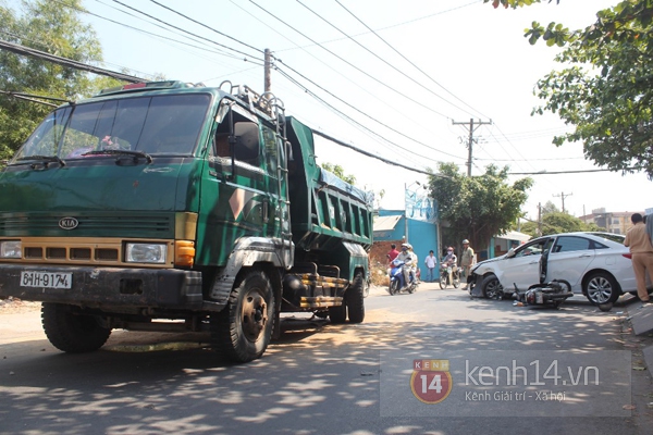 TP.HCM: Xế hộp bẹp đầu sau tai nạn liên hoàn, một cô gái trọng thương 1