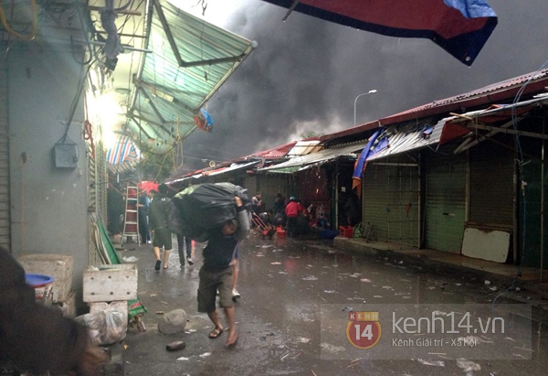 Cháy lớn tại chợ Nhà Xanh - "thiên đường mua sắm" của giới trẻ  3