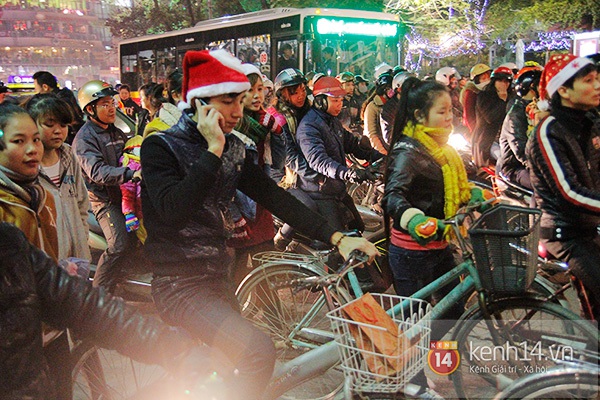 Đường phố Hà Nội tắc cứng trong "biển" người và xe đêm Giáng sinh 13