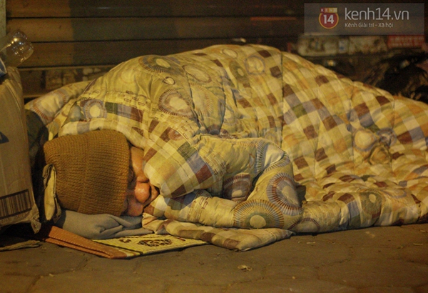 Rớt nước mắt trước cảnh người vô gia cư ngủ trên vỉa hè giữa đêm đông Hà Nội 4