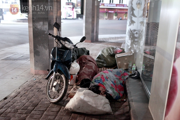 Rớt nước mắt trước cảnh người vô gia cư ngủ trên vỉa hè giữa đêm đông Hà Nội 2