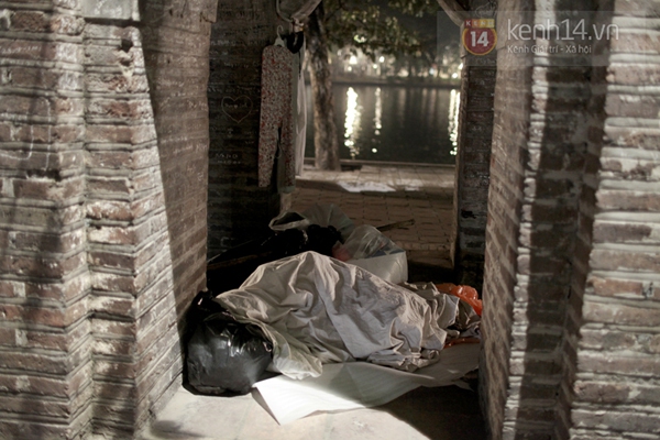 Rớt nước mắt trước cảnh người vô gia cư ngủ trên vỉa hè giữa đêm đông Hà Nội 3