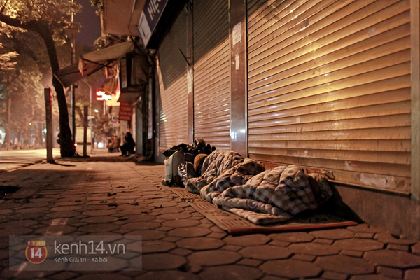 Rớt nước mắt trước cảnh người vô gia cư ngủ trên vỉa hè giữa đêm đông Hà Nội 1
