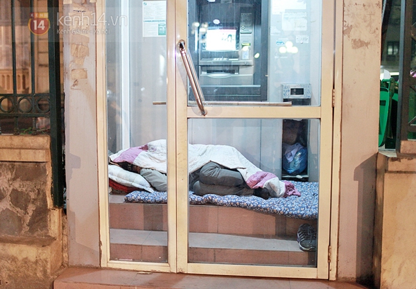 Rớt nước mắt trước cảnh người vô gia cư ngủ trên vỉa hè giữa đêm đông Hà Nội 10