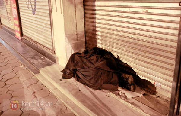 Rớt nước mắt trước cảnh người vô gia cư ngủ trên vỉa hè giữa đêm đông Hà Nội 14